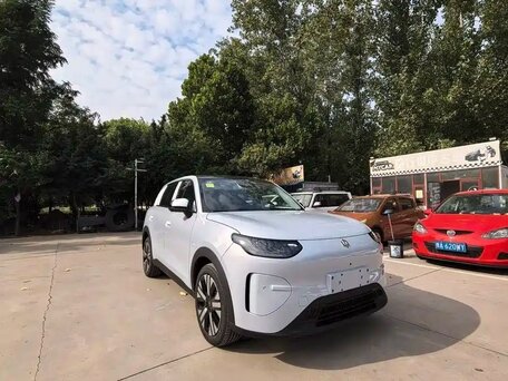 2026 Leapmotor A10 53 kWh, серебристый, 2237007 рублей, вид 2