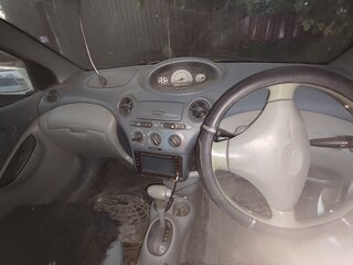 1999 Toyota Vitz I (P10), белый, 250000 рублей, вид 5