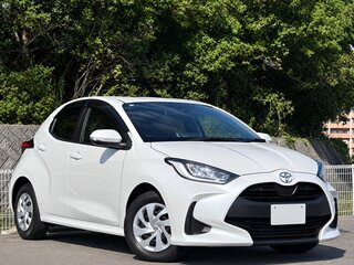 2022 Toyota Yaris IV, белый, 1150000 рублей, вид 2