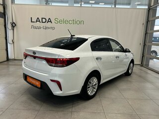 2020 Kia Rio IV, белый, 1599000 рублей, вид 3