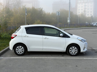 2017 Toyota Vitz III (XP130) Рестайлинг 2, белый, 880000 рублей, вид 4