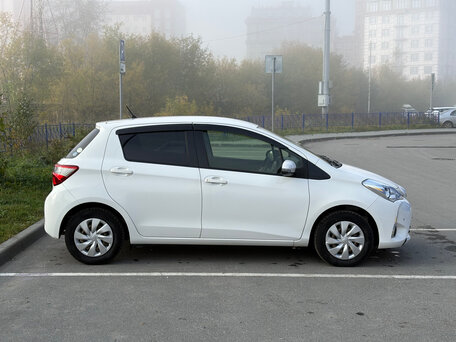 2017 Toyota Vitz III (XP130) Рестайлинг 2, белый, 880000 рублей, вид 4