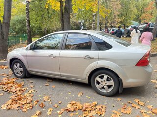 2011 Ford Focus II Рестайлинг, серебристый, 750000 рублей, вид 3