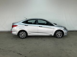 2013 Hyundai Solaris I, серебристый, 690000 рублей, вид 4