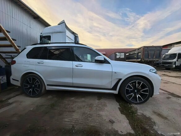 2021 BMW X7 30d I (G07), белый, 6600000 рублей - вид 3