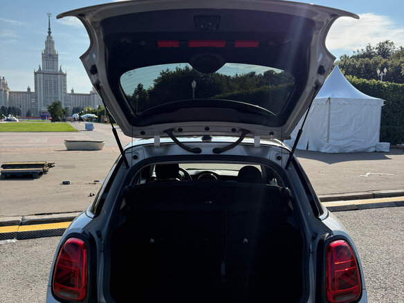 2019 Mini Hatch Cooper III (F55/F56) Рестайлинг, серебристый - вид 16