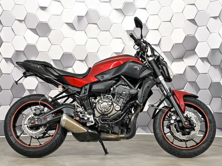 2016 Yamaha MT-07 (FZ-07), красный, 725000 рублей, вид 3