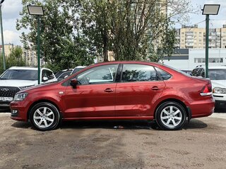 2016 Volkswagen Polo V Рестайлинг, красный, 709000 рублей, вид 4
