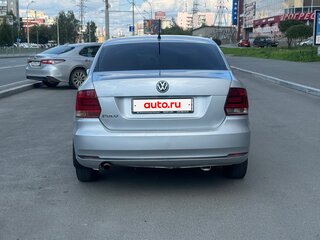 2016 Volkswagen Polo V Рестайлинг, серебристый, 595000 рублей, вид 4