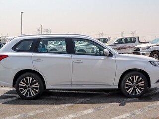 2022 Mitsubishi Outlander III Рестайлинг 3, белый, 2750000 рублей, вид 2