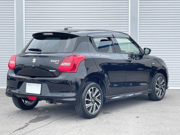 2023 Suzuki Swift V, чёрный - вид 3