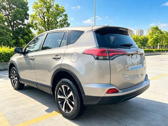 2019 Toyota RAV4 IV (XA40) Рестайлинг, серебристый - вид 3