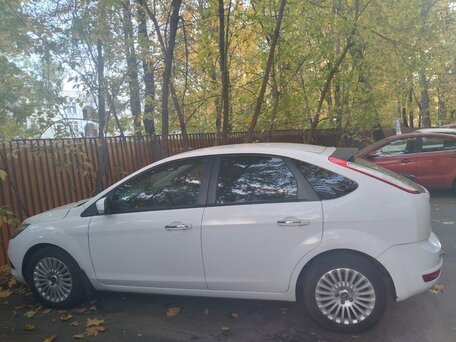 2010 Ford Focus II Рестайлинг, белый, 700000 рублей, вид 3