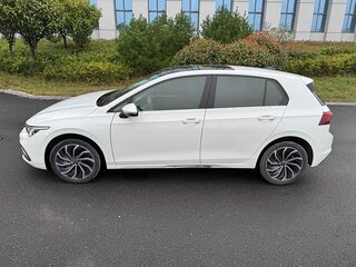 2023 Volkswagen Golf VIII, белый, 1518401 рублей, вид 4