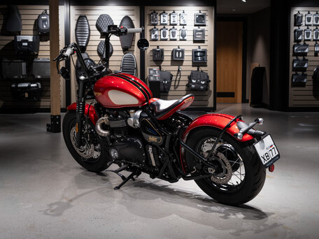 2022 Triumph Bonneville Bobber, красный, 1600000 рублей, вид 4