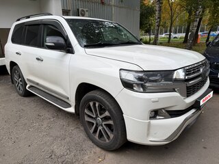 2016 Toyota Land Cruiser 200 Series Рестайлинг 2, белый, 5600000 рублей, вид 1