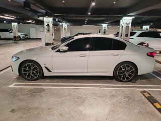 2021 BMW 5 серии 530d xDrive VII (G30/G31/G38) Рестайлинг, белый, 7150000 рублей, вид 3