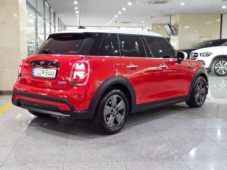2022 Mini Hatch Cooper III (F55/F56) Рестайлинг 2, красный, 1784000 рублей, вид 4
