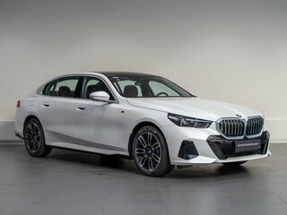 2025 BMW 5 серии Long 530Li xDrive VIII (G60/G61/G68), белый, 9790000 рублей, вид 3