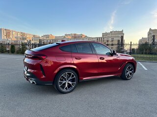 2021 BMW X6 30d III (G06), красный, 8200000 рублей, вид 5