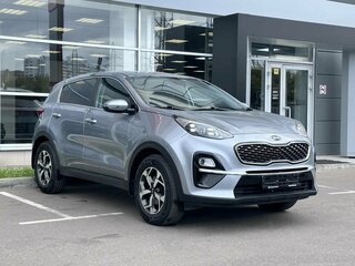 2020 Kia Sportage IV Рестайлинг, серебристый, 2080000 рублей, вид 1