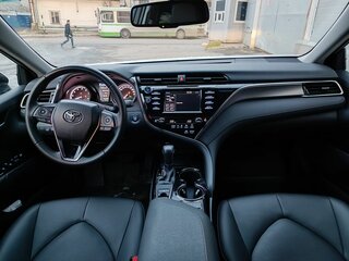 2019 Toyota Camry VIII (XV70), белый, 2490000 рублей, вид 4