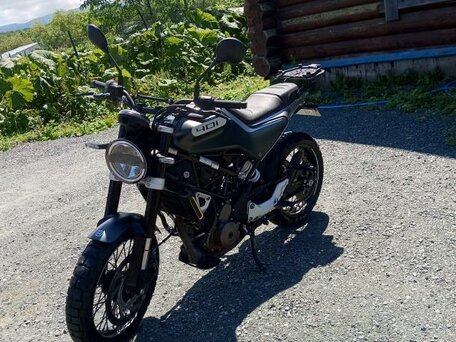 2020 Husqvarna Svartpilen 401, чёрный, 580000 рублей, вид 1