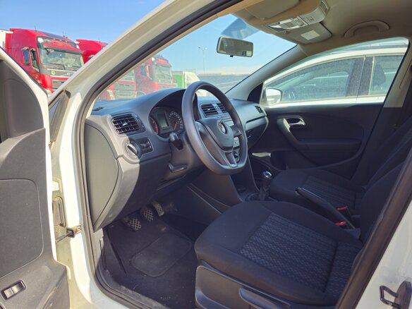 2017 Volkswagen Polo V Рестайлинг, белый, 930000 рублей - вид 5