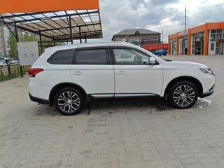 2016 Mitsubishi Outlander III Рестайлинг 2, белый, 1750000 рублей, вид 3