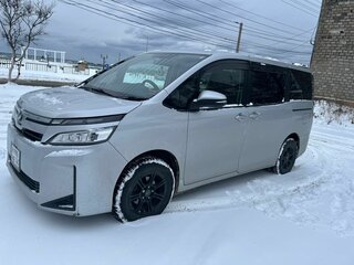 2018 Toyota Voxy III (R80) Рестайлинг, серый, 2670000 рублей, вид 3