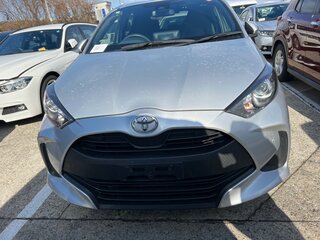 2020 Toyota Yaris IV, серый, 1300000 рублей, вид 2