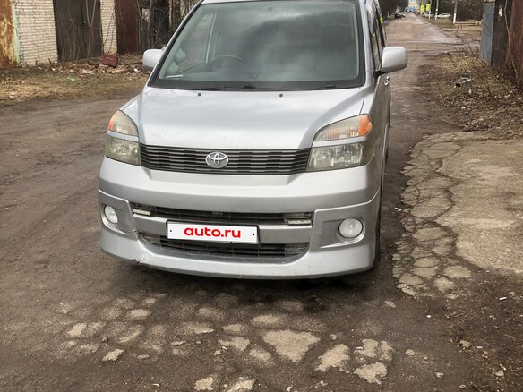 2002 Toyota Voxy I (R60), серебристый, 807000 рублей - вид 1