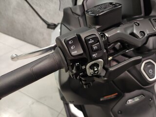 2025 Yamaha TMAX, серебристый, 1700000 рублей, вид 4