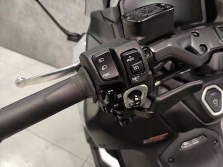 2025 Yamaha TMAX, серебристый, 1700000 рублей, вид 4