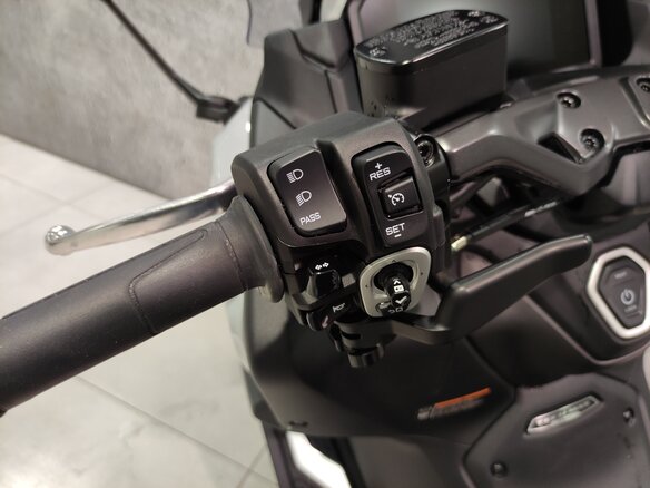 2025 Yamaha TMAX, серебристый, 1700000 рублей - вид 3