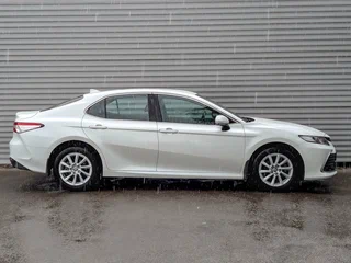 2021 Toyota Camry VIII (XV70) Рестайлинг, белый, 3050000 рублей, вид 4