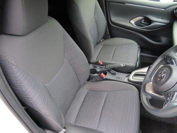 2023 Toyota Yaris IV, белый, 1150400 рублей - вид 13