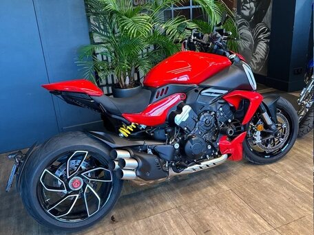 2023 Ducati Diavel V4, красный, 2700000 рублей, вид 3