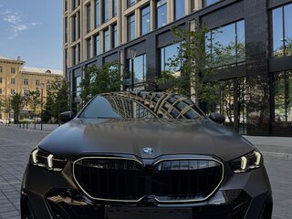 2024 BMW 5 серии 530i xDrive VIII (G60/G61/G68), серый, 7780000 рублей, вид 3