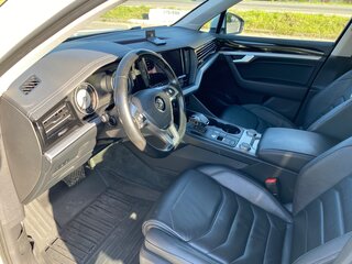 2018 Volkswagen Touareg III, белый, 3550000 рублей, вид 4