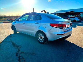 2016 Kia Rio III Рестайлинг, серебристый, 1100000 рублей, вид 3