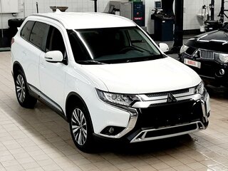 2020 Mitsubishi Outlander III Рестайлинг 3, белый, 2600000 рублей, вид 3