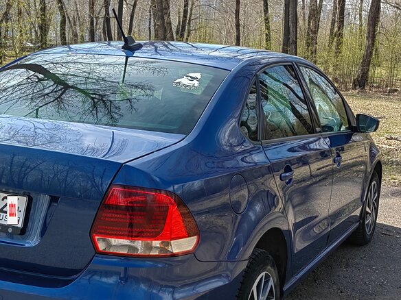 2017 Volkswagen Polo V Рестайлинг, синий, 950000 рублей - вид 4