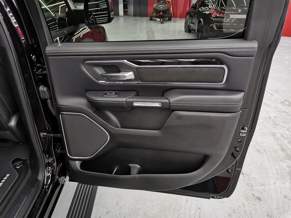 2019 Ram 1500 Crew Cab V, чёрный - вид 16