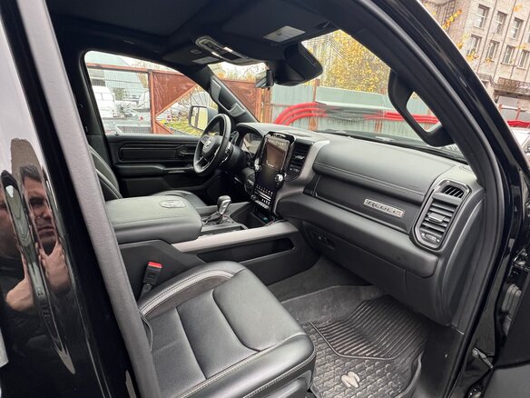 2023 Ram 1500 Quad Cab eTorque V, чёрный, 9150000 рублей - вид 9