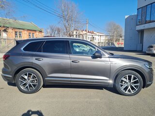 2019 Volkswagen Touareg III, серый, 5700000 рублей, вид 4