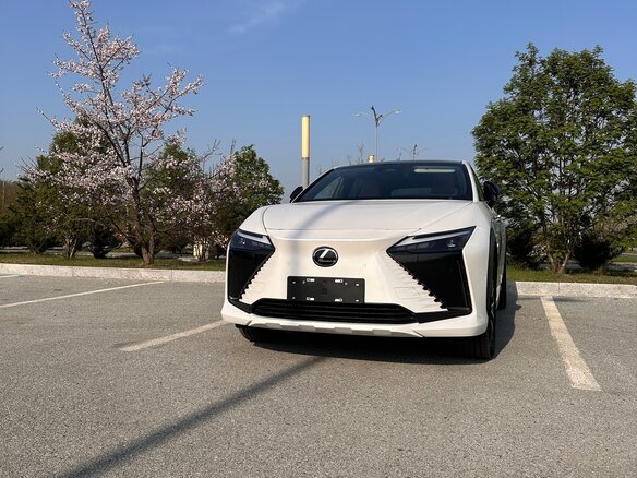 2023 Lexus RZ 450e, белый, 6000000 рублей - вид 1