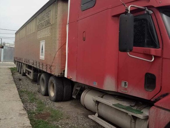 2002 Freightliner Columbia, красный, 2500000 рублей - вид 2