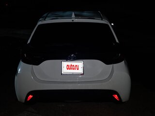2021 Toyota Yaris IV, белый, 1000000 рублей, вид 4