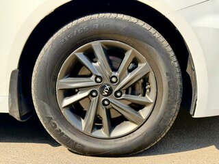2019 Kia Optima IV Рестайлинг, белый, 1090000 рублей, вид 5